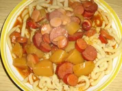 Würstelgulasch mit Spätzle - Rezept