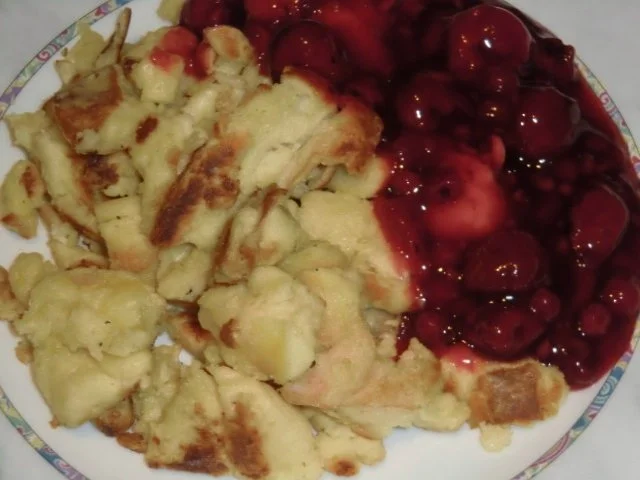 Rezept: Kratzede mit roter Grütze Kratzede mit roter Grütze - Rezept