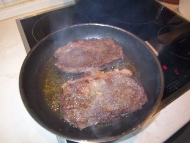 Butterzarter Zwiebelrostbraten mit feinem Gemüse - Rezept - Bild Nr. 4