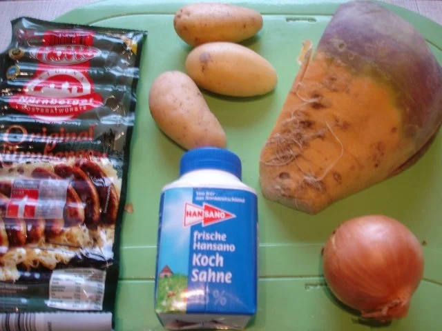 Rezept: Steckrübenrahmsuppe mit Nürnberger Rostbratwürstchen Bild Nr. 2 Steckrübenrahmsuppe mit Nürnberger Rostbratwürstchen - Rezept - Bild Nr. 2