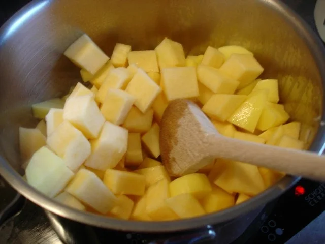 Rezept: Steckrübenrahmsuppe mit Nürnberger Rostbratwürstchen Bild Nr. 8 Steckrübenrahmsuppe mit Nürnberger Rostbratwürstchen - Rezept - Bild Nr. 8