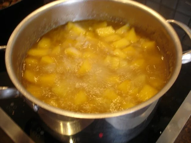 Rezept: Steckrübenrahmsuppe mit Nürnberger Rostbratwürstchen Bild Nr. 10 Steckrübenrahmsuppe mit Nürnberger Rostbratwürstchen - Rezept - Bild Nr. 10