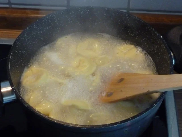 Rezept: Pasta : Tortillini mit Tomatensoße Bild Nr. 2 Pasta : Tortillini mit Tomatensoße - Rezept - Bild Nr. 2