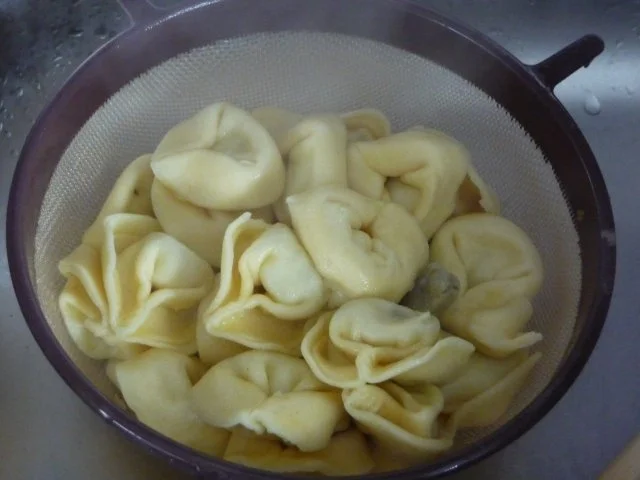 Rezept: Pasta : Tortillini mit Tomatensoße Bild Nr. 4 Pasta : Tortillini mit Tomatensoße - Rezept - Bild Nr. 4