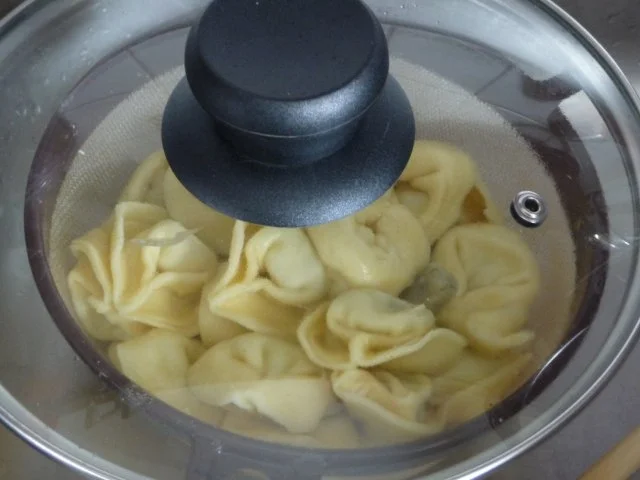 Rezept: Pasta : Tortillini mit Tomatensoße Bild Nr. 5 Pasta : Tortillini mit Tomatensoße - Rezept - Bild Nr. 5