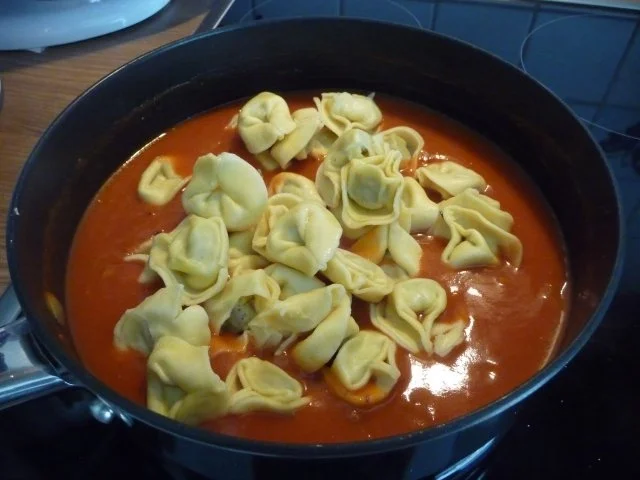 Rezept: Pasta : Tortillini mit Tomatensoße Pasta : Tortillini mit Tomatensoße - Rezept