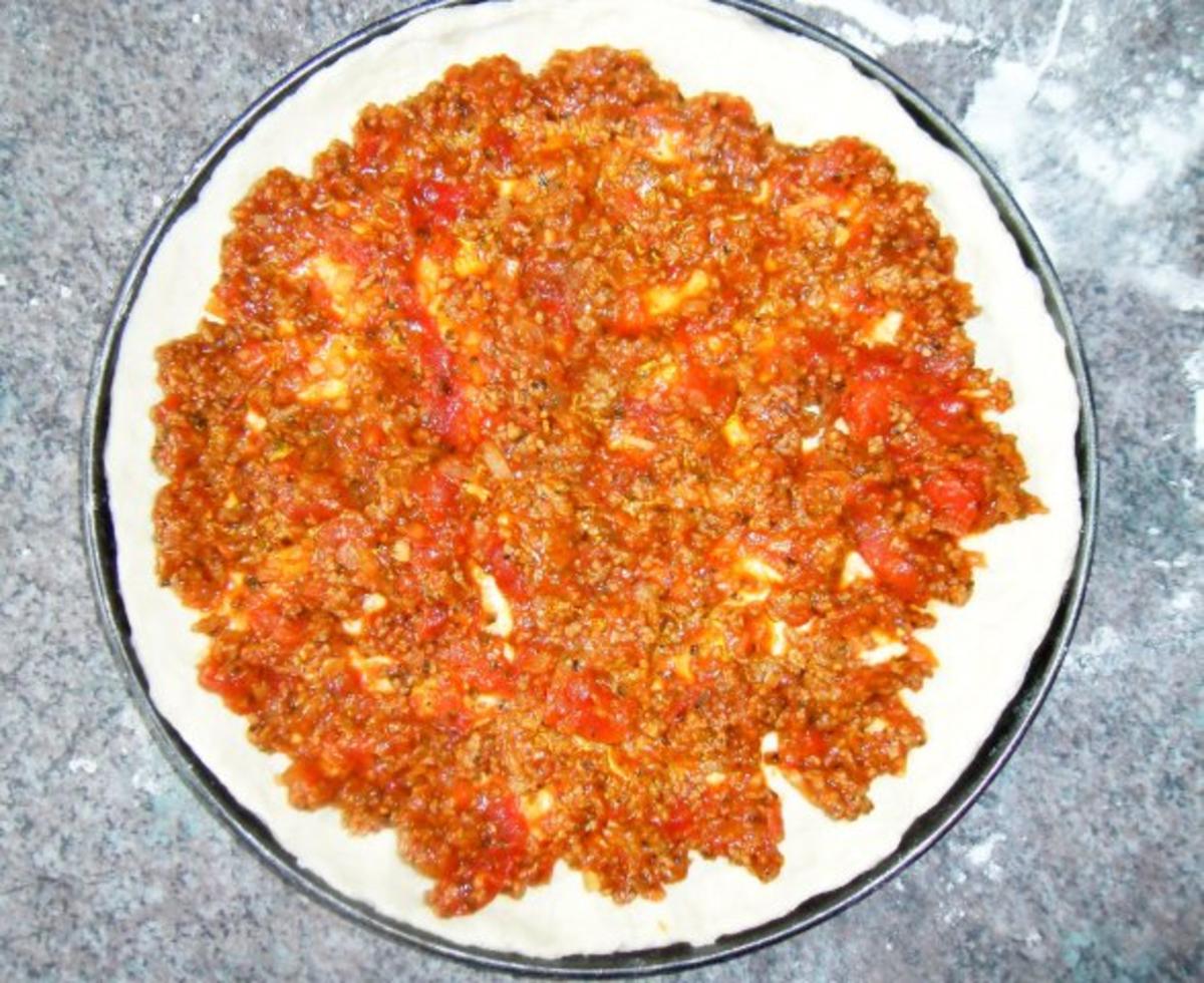Pizza Bolognese; mit Zwiebeln - Rezept - Bild Nr. 4