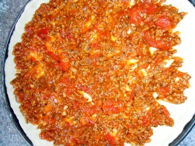 Pizza Bolognese; mit Zwiebeln - Rezept - Bild Nr. 5
