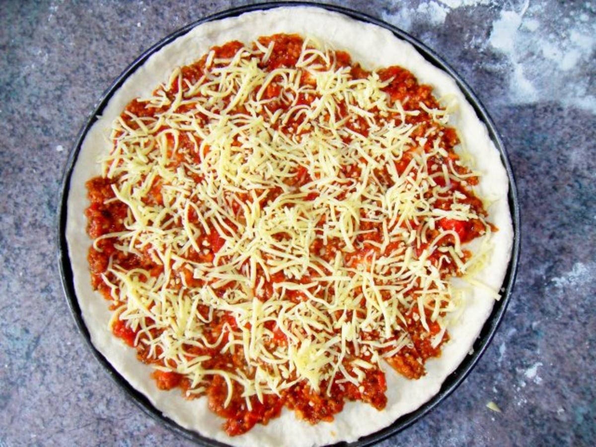 Pizza Bolognese; mit Zwiebeln - Rezept - Bild Nr. 6