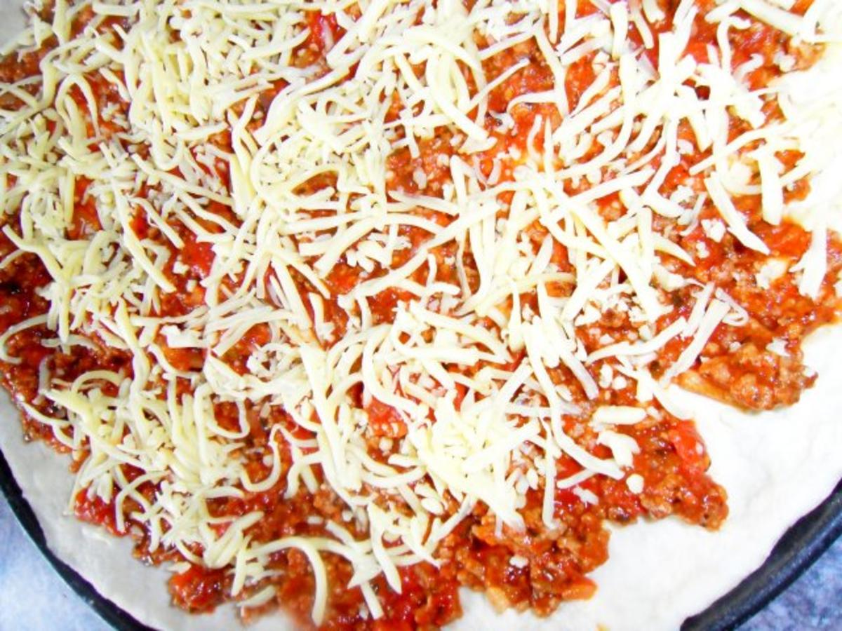 Pizza Bolognese; mit Zwiebeln - Rezept - Bild Nr. 7