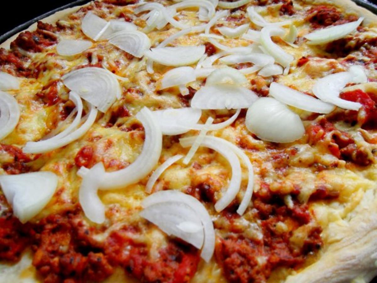 Pizza Bolognese; mit Zwiebeln - Rezept - Bild Nr. 8