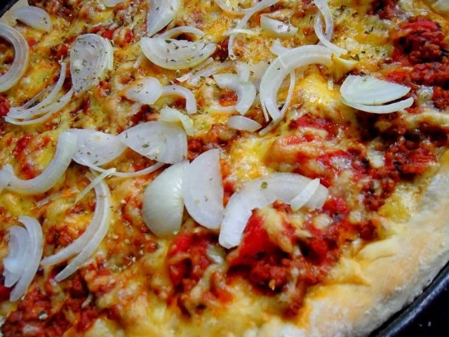 Pizza Bolognese; mit Zwiebeln - Rezept - Bild Nr. 9