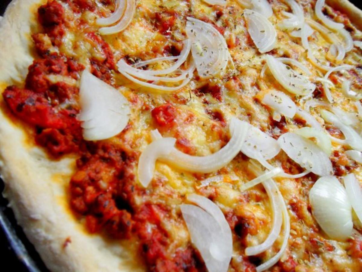 Pizza Bolognese; mit Zwiebeln - Rezept