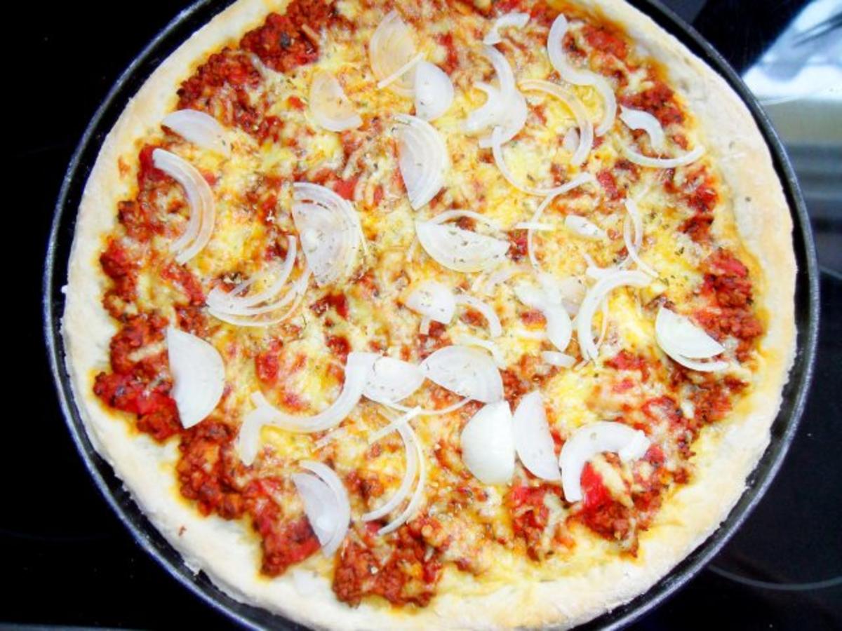 Pizza Bolognese; mit Zwiebeln - Rezept - Bild Nr. 10