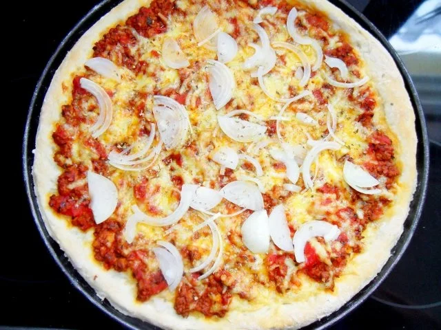 Pizza Bolognese; mit Zwiebeln - Rezept - Bild Nr. 10