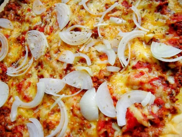 Pizza Bolognese; mit Zwiebeln - Rezept - Bild Nr. 2