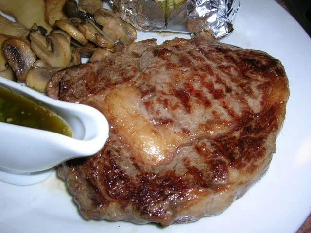 Rezept: Entrecote mit Chimichurrie Sauce, Folienkartoffeln und Kräutersaitlinge Bild Nr. 4 Entrecote mit Chimichurrie Sauce, Folienkartoffeln und Kräutersaitlinge - Rezept - Bild Nr. 4