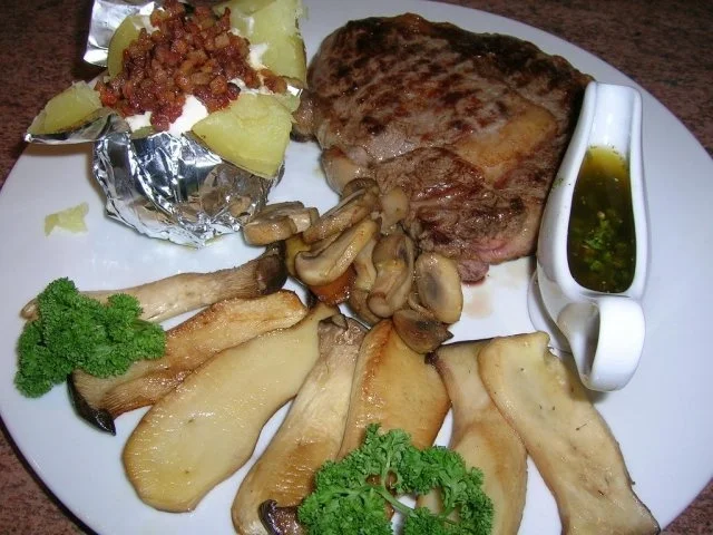 Rezept: Entrecote mit Chimichurrie Sauce, Folienkartoffeln und Kräutersaitlinge Entrecote mit Chimichurrie Sauce, Folienkartoffeln und Kräutersaitlinge - Rezept