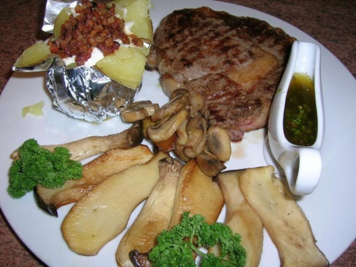 Entrecote mit Chimichurrie Sauce, Folienkartoffeln und Kräutersaitlinge