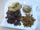 Hirschragout an Rotwein-Schokoladensauce und Maronenpüree - Rezept