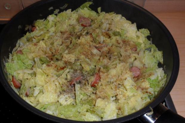Wirsing-Pfanne mit Linsen und Paprika