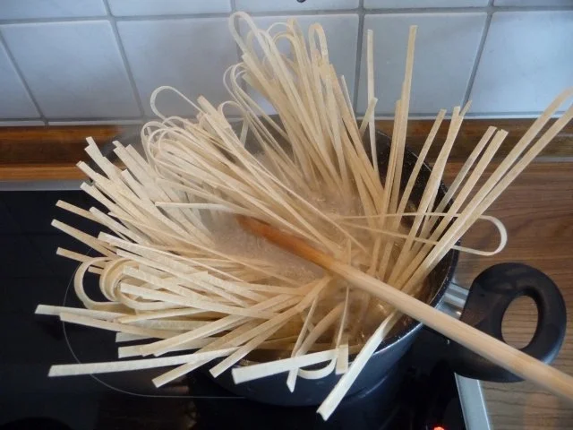 Rezept: Fleischlose : Dinkelnudeln mit Ei und Spinat Bild Nr. 11 Fleischlose : Dinkelnudeln mit Ei und Spinat - Rezept - Bild Nr. 11