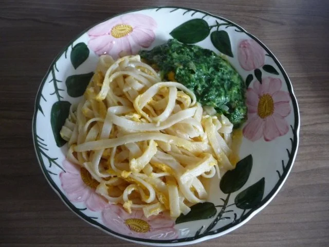 Rezept: Fleischlose : Dinkelnudeln mit Ei und Spinat Fleischlose : Dinkelnudeln mit Ei und Spinat - Rezept