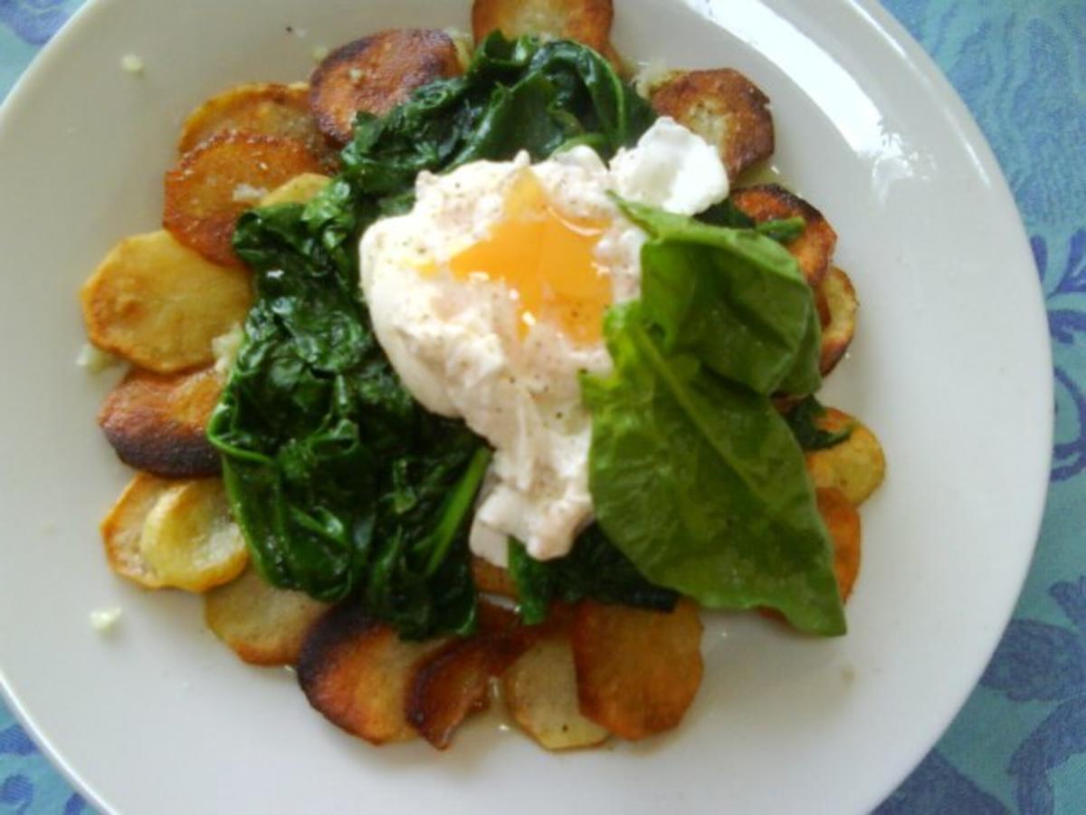 Bratkartoffeln mit Spinat und pochiertem Ei - Rezept