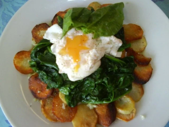 Rezept: Bratkartoffeln mit Spinat und pochiertem Ei Bild Nr. 2 Bratkartoffeln mit Spinat und pochiertem Ei - Rezept - Bild Nr. 2