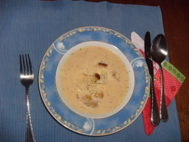 Käsesuppe mit Knobi-Croûtons - Rezept