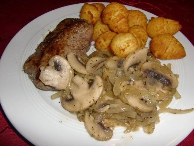 Rindersteak mit geschmorten Champignons und Zwiebeln - Rezept