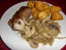 Rezept: Rindersteak mit geschmorten Champignons und Zwiebeln Rindersteak mit geschmorten Champignons und Zwiebeln - Rezept