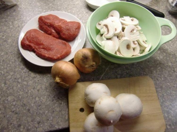 Rindersteak mit geschmorten Champignons und Zwiebeln - einfach - 448 ...