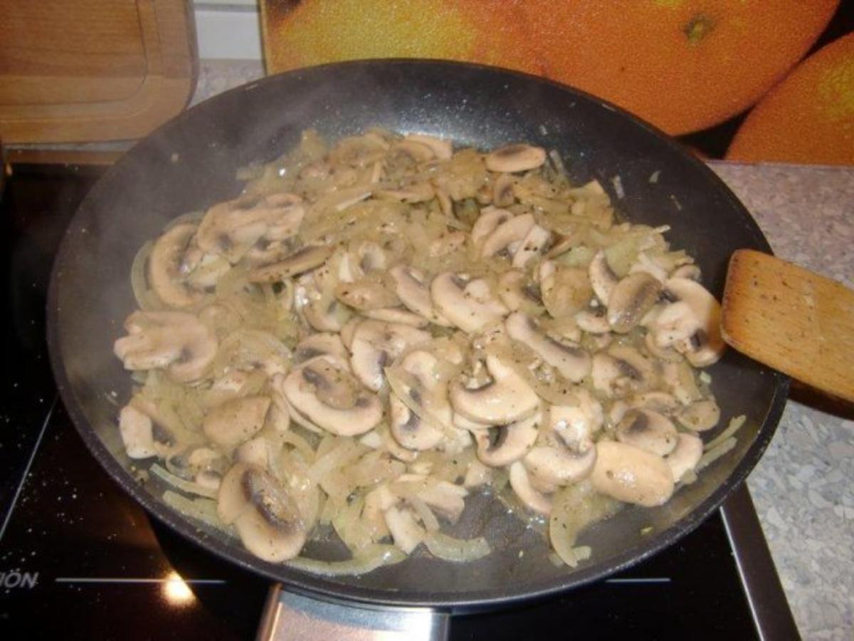 Rindersteak mit geschmorten Champignons und Zwiebeln - Rezept - kochbar.de