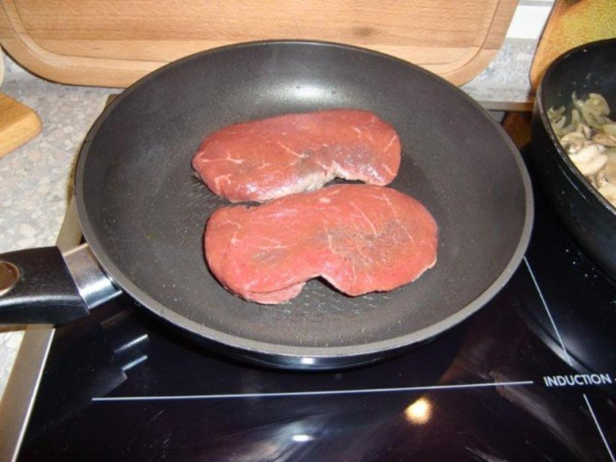 Rindersteak mit geschmorten Champignons und Zwiebeln - Rezept - Bild Nr. 7