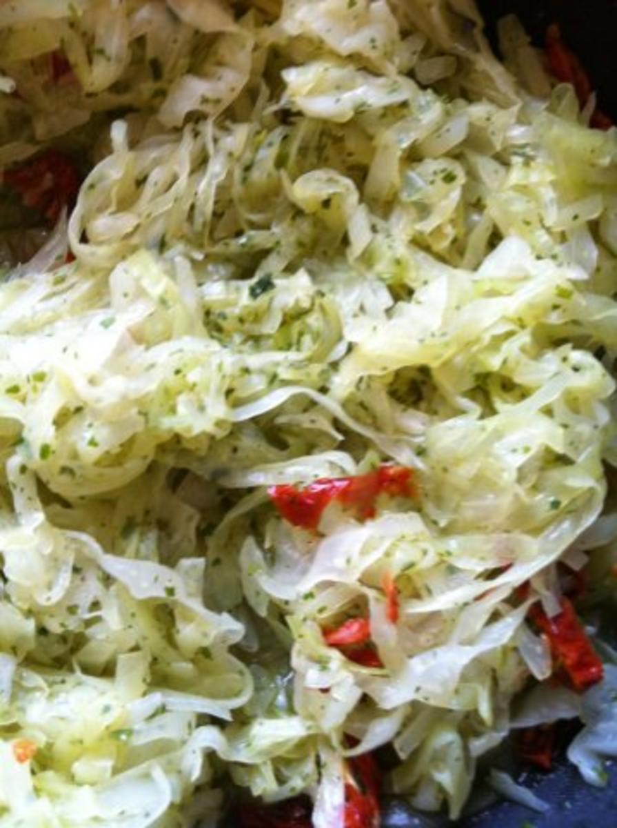 Spitzkohl-Salat mit Bratkartoffeln - Rezept - Bild Nr. 5