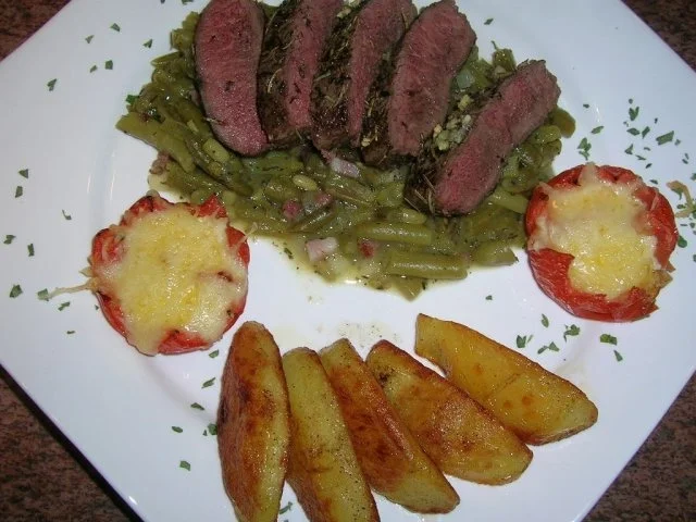 Kräuter-Lammlachse an knusprigen Würzkartoffeln und grünen Bohnen - Rezept - Bild Nr. 3