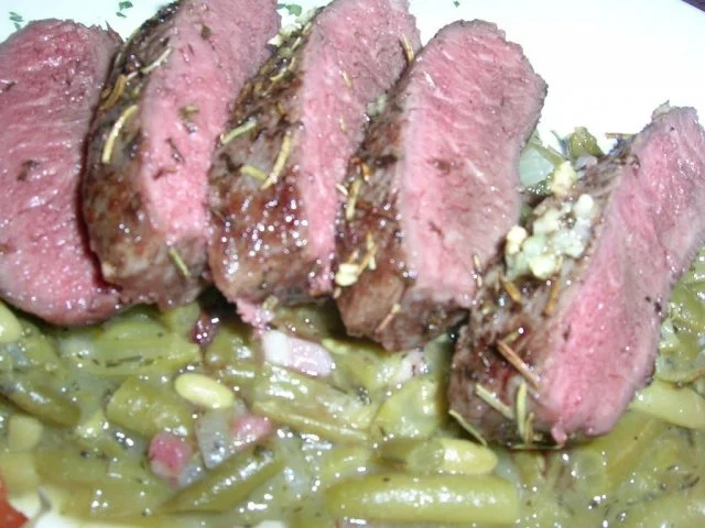 Kräuter-Lammlachse an knusprigen Würzkartoffeln und grünen Bohnen - Rezept