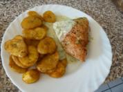 Putensteak gefüllt an Frischkäsesauce mit Kochbananenchips - Rezept