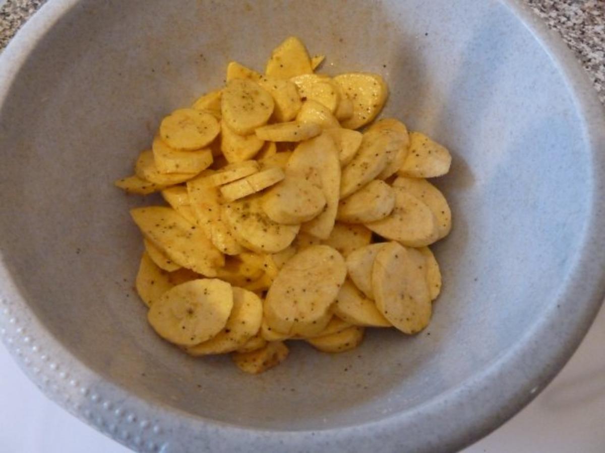 Putensteak gefüllt an Frischkäsesauce mit Kochbananenchips - Rezept - Bild Nr. 12