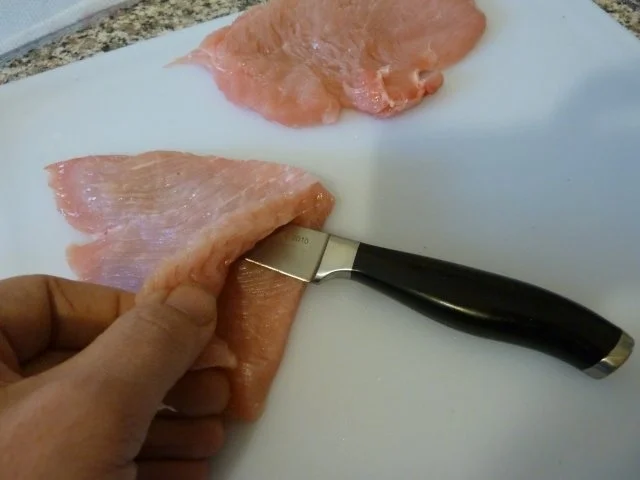 Putensteak gefüllt an Frischkäsesauce mit Kochbananenchips - Rezept - Bild Nr. 3