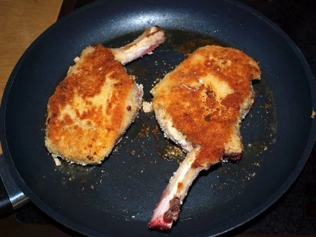 Panierte Kalbskoteletts mit Parmesankruste (Braciole alla parmigiana) - Rezept - Bild Nr. 2