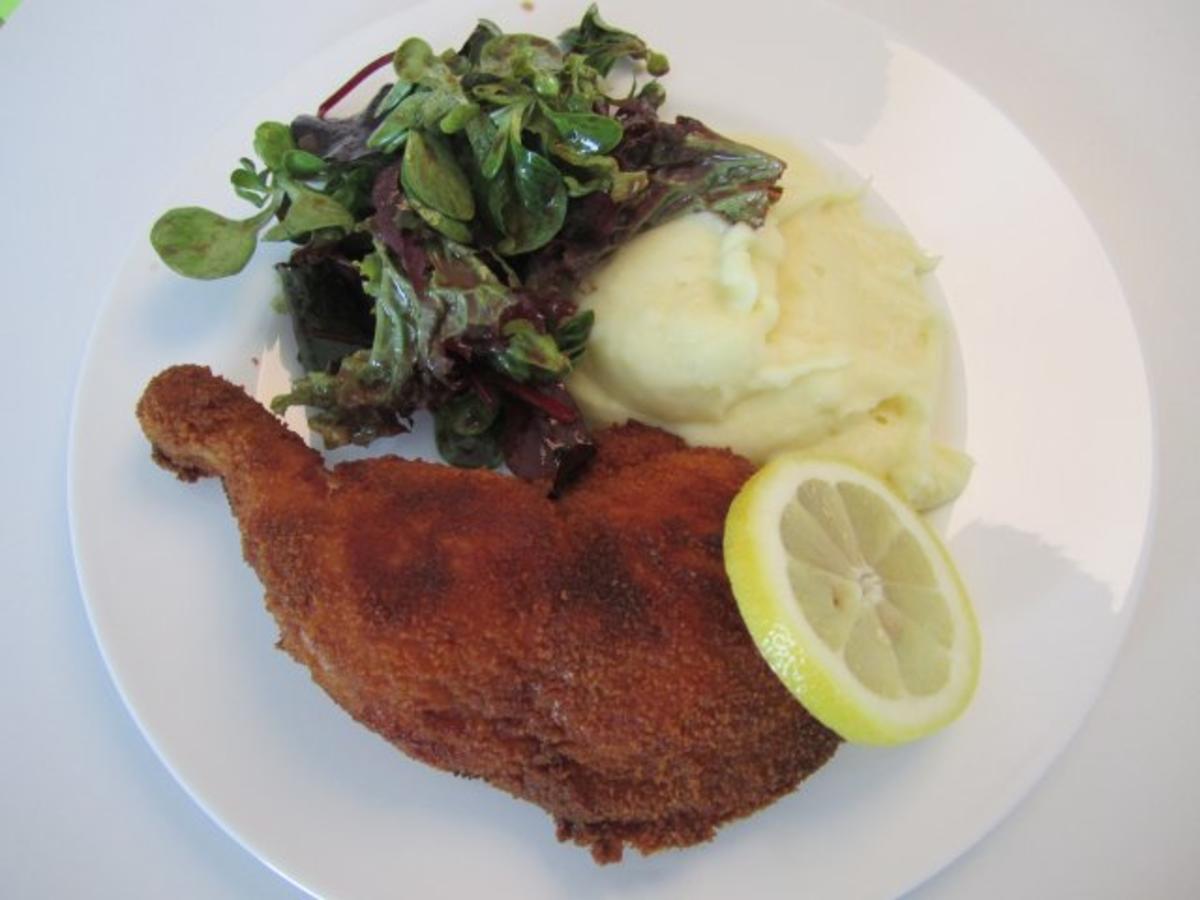 Backhendl mit bunten Blattsalaten mit steirischem Kernöl - Rezept