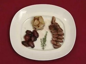 Rezept: Rosa gebratene Barbarie-Entenbrust mit Orangenkaramell, Rotwein-Schalotten und Kartoffelgratin (Peer Kusmagk) Rosa gebratene Barbarie-Entenbrust mit Orangenkaramell, Rotwein-Schalotten und Kartoffelgratin (Peer Kusmagk) - Rezept