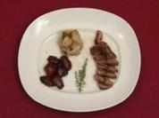 Rosa gebratene Barbarie-Entenbrust mit Orangenkaramell, Rotwein-Schalotten und Kartoffelgratin (Peer Kusmagk) - Rezept