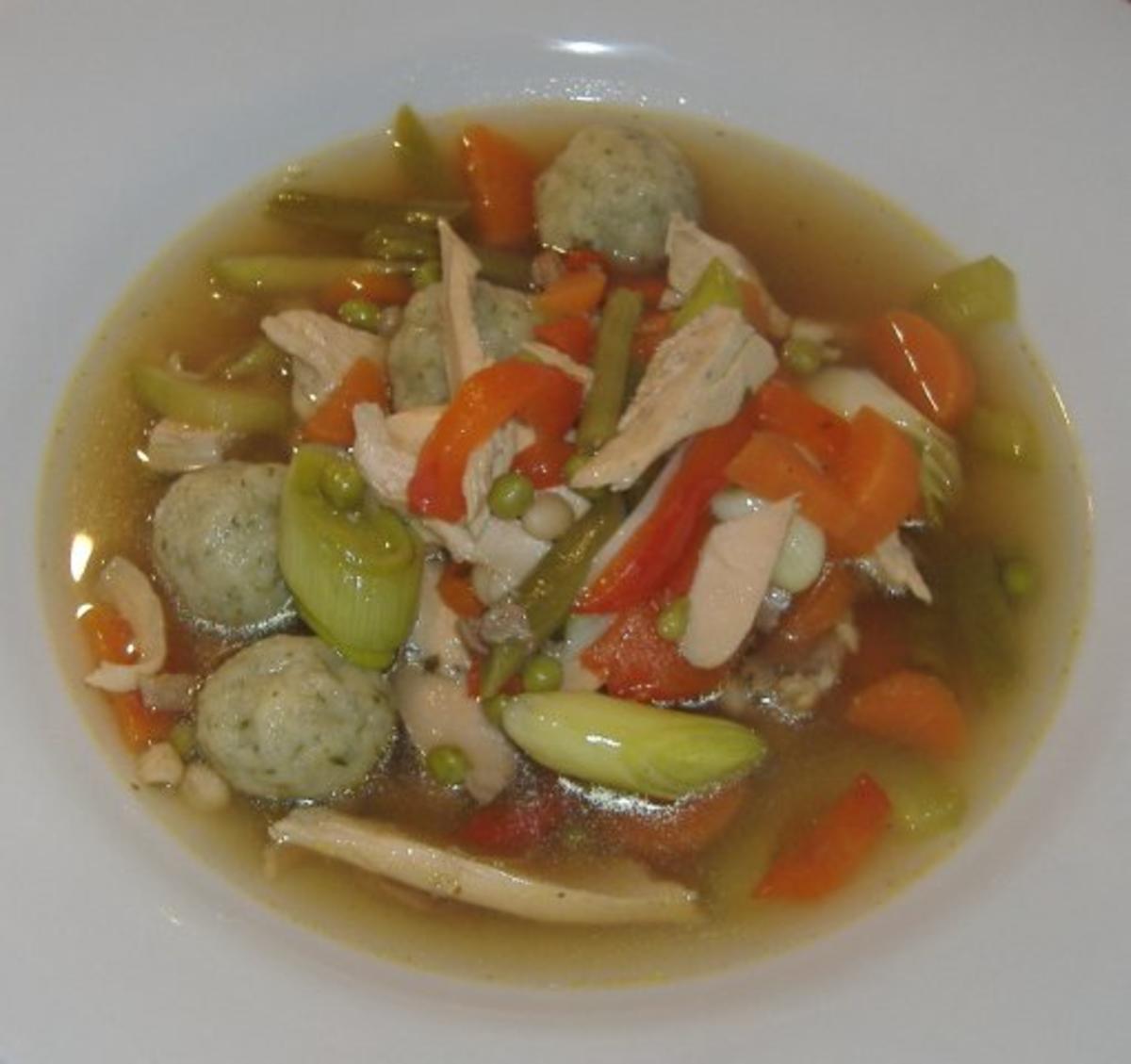 Hochzeitssuppe Mit Huhn Und Griessknodel Rezept Kochbar De