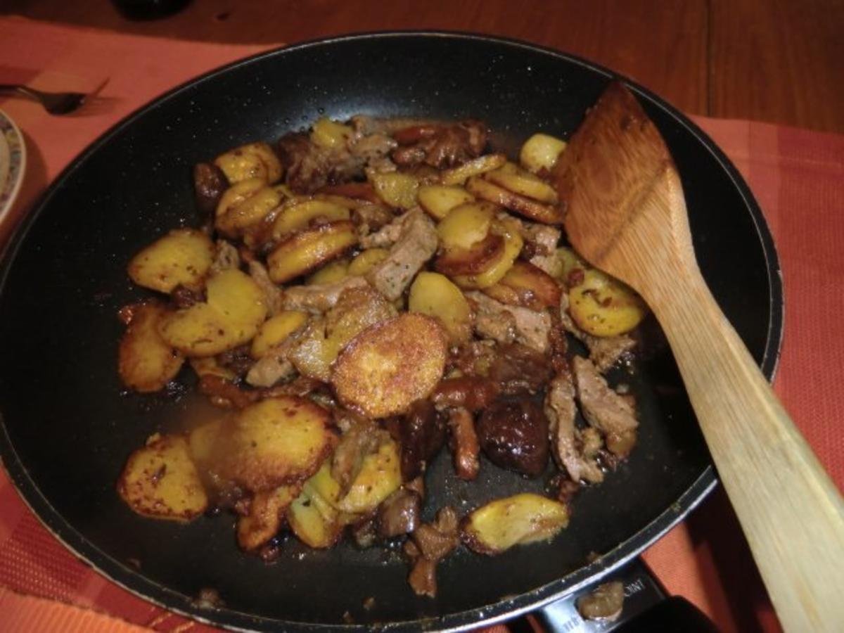 Bratkartoffeln mit Steakstreifen und Pfifferlingen - Rezept - Bild Nr. 2