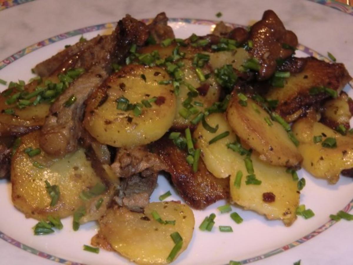 Bratkartoffeln mit Steakstreifen und Pfifferlingen - Rezept