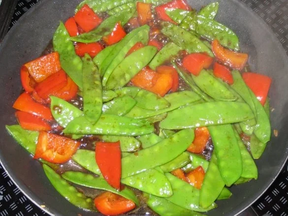 Orientalische Putenbrust mit Ananas-Chutney, Zuckerschoten-Paprika-Gemüse und Reis - Rezept - Bild Nr. 3