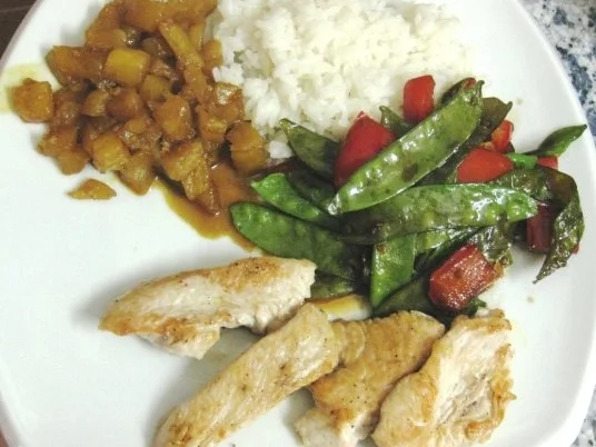 Orientalische Putenbrust mit Ananas-Chutney, Zuckerschoten-Paprika-Gemüse und Reis - Rezept